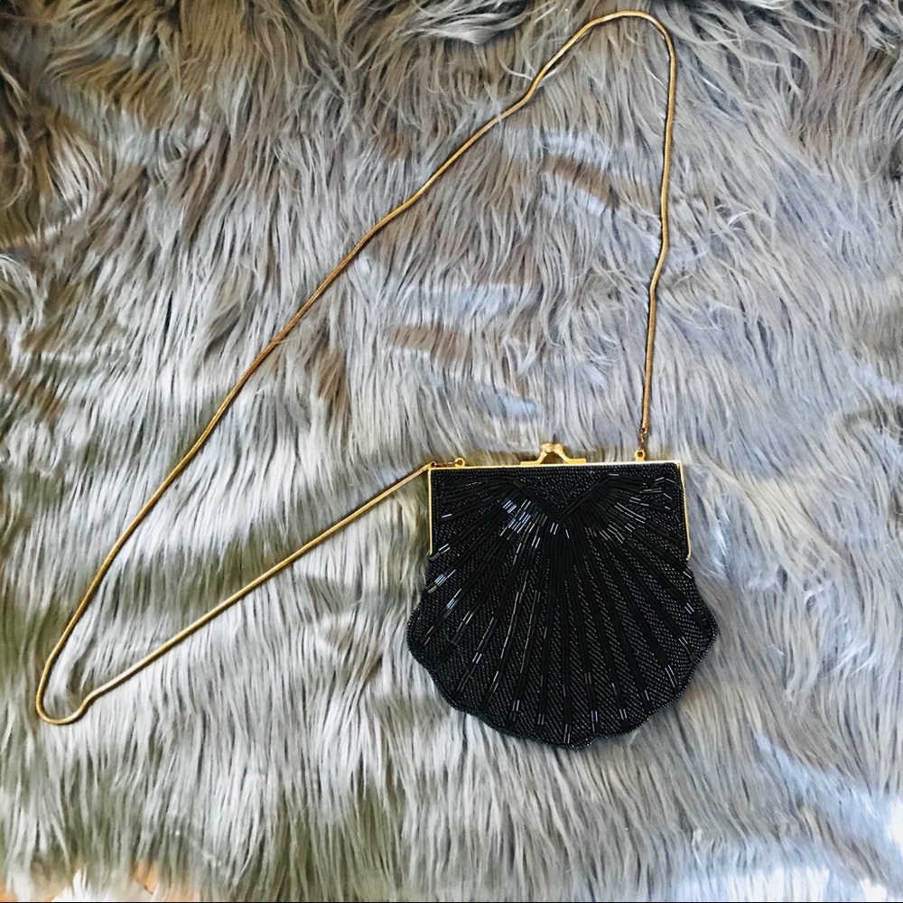 Vintage style clamshell purse